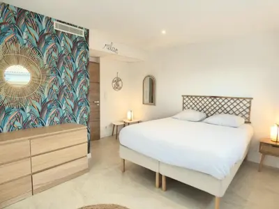 Un ou plusieurs lits dans un hébergement de l'établissement VILLA HELIOSEA, piscine chauffée, jacuzzi, climatisation