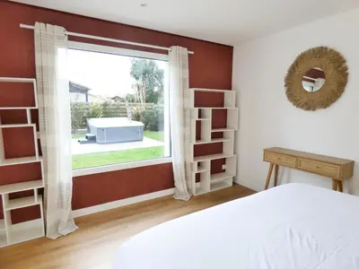 Un ou plusieurs lits dans un hébergement de l'établissement VILLA HELIOSEA, piscine chauffée, jacuzzi, climatisation