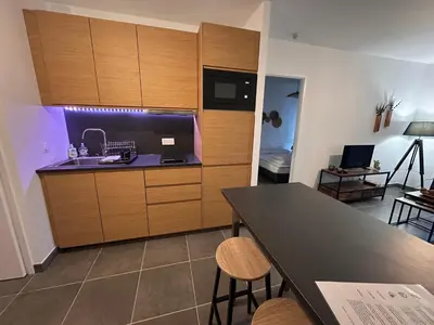 Cuisine ou kitchenette dans l'établissement À 500m de la plage - L Ébène -