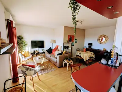 Télévision ou salle de divertissement dans l'établissement Refuge du pilote tout équipé au calme avec balcon