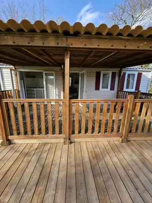 Balcon ou terrasse dans l'établissement Camping familial les Chalets d'Uza