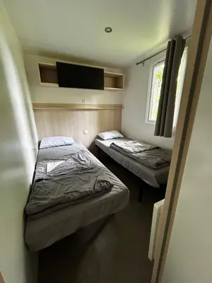 Un ou plusieurs lits dans un hébergement de l'établissement Mobil Home Camping Marvilla Parks 5 lac Biscarosse