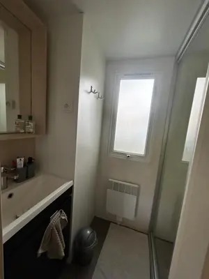 Salle de bains dans l'établissement Mobil Home Camping Marvilla Parks 5 lac Biscarosse