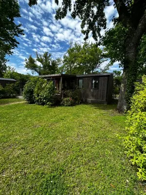 Jardin de l'établissement Mobil Home Camping Marvilla Parks 5 lac Biscarosse