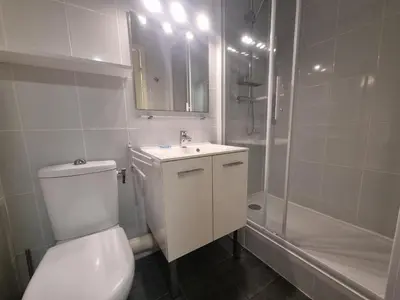 Salle de bains dans l'établissement Appartement fonctionnel à Seignosse Plages, parking gratuit - FR-1-239-1096