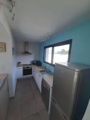 Cuisine ou kitchenette dans l'établissement Mini VILLA Coup de Coeur avec Jacuzzi et Sauna Clim Jardin clos et parking sur place