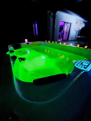 Piscine de l'établissement Mini VILLA Coup de Coeur avec Jacuzzi et Sauna Clim Jardin clos et parking sur place ou située à proximité