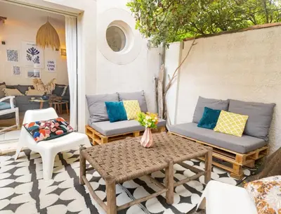 Coin salon dans l'établissement maison de l'arbousier