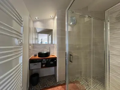 Salle de bains dans l'établissement Maison famille avec piscine, Wi-Fi et parking à Gujan-Mestras - FR-1-319-583