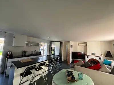 Cuisine ou kitchenette dans l'établissement Maison famille avec piscine, Wi-Fi et parking à Gujan-Mestras - FR-1-319-583