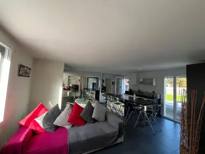 Coin salon dans l'établissement Maison famille avec piscine, Wi-Fi et parking à Gujan-Mestras - FR-1-319-583