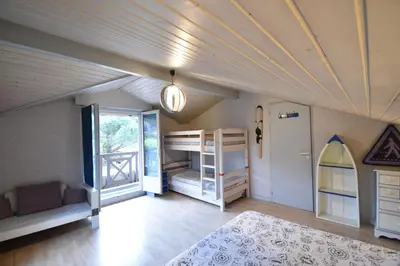 Un ou plusieurs lits dans un hébergement de l'établissement Hossegor Belle villa avec piscine pour 10 personnes.