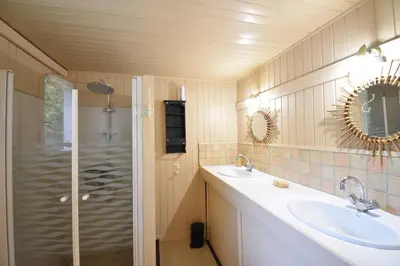 Salle de bains dans l'établissement Hossegor Belle villa avec piscine pour 10 personnes.