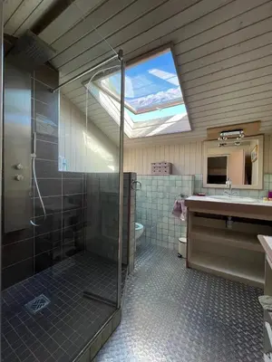 Salle de bains dans l'établissement Hossegor Belle villa avec piscine pour 10 personnes.