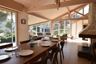 Coin salon dans l'établissement Hossegor Belle villa avec piscine pour 10 personnes.