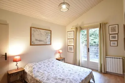 Un ou plusieurs lits dans un hébergement de l'établissement Hossegor Belle villa avec piscine pour 10 personnes.