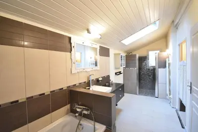 Cuisine ou kitchenette dans l'établissement Hossegor Belle villa avec piscine pour 10 personnes.