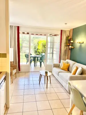 Coin salon dans l'établissement BISCARROSSE Charmant T2 Au cœur du Golf avec piscine Entre Lac et Océan - Ménage & linge inclus