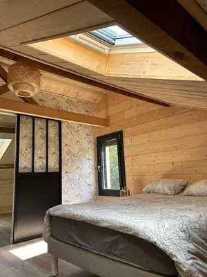 Un ou plusieurs lits dans un hébergement de l'établissement Maison dans les bois