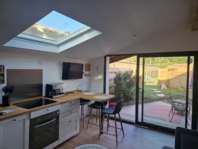 Cuisine ou kitchenette dans l'établissement Maisonette private garden