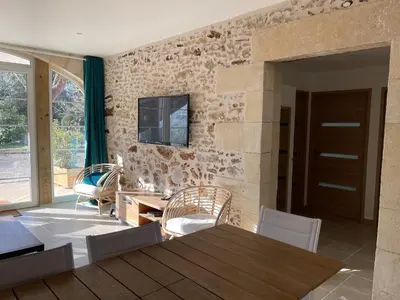 Télévision ou salle de divertissement dans l'établissement Le domaine du Martinet