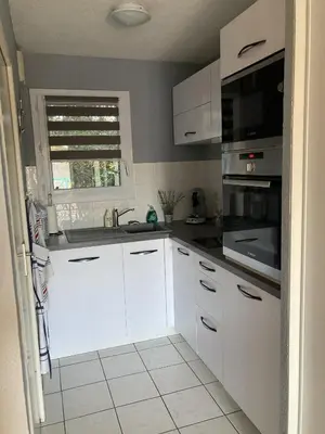 Cuisine ou kitchenette dans l'établissement les maisons bleues