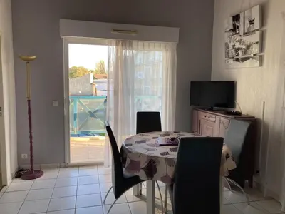 Télévision ou salle de divertissement dans l'établissement les maisons bleues
