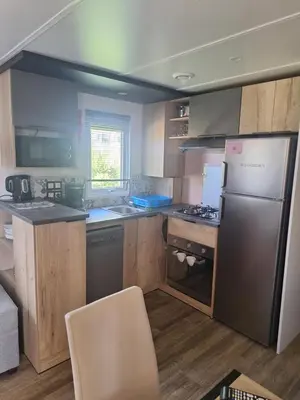 Cuisine ou kitchenette dans l'établissement MH 535 Tout équipé 3 CHAMBRES 1 SDB dans camping 4 étoiles