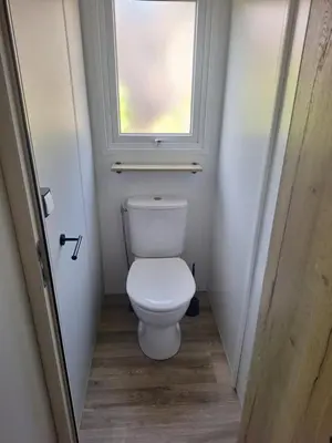 Salle de bains dans l'établissement MH 535 Tout équipé 3 CHAMBRES 1 SDB dans camping 4 étoiles