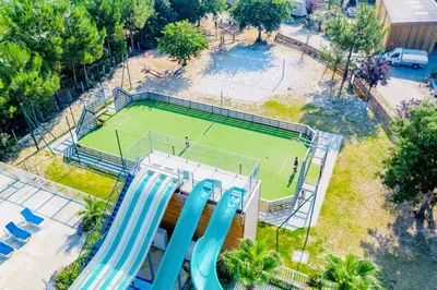 Tennis ou squash au sein de le camping ou à proximité