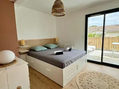 Un ou plusieurs lits dans un hébergement de l'établissement Joli Appartement avec terrasse Bassin d'Arcachon