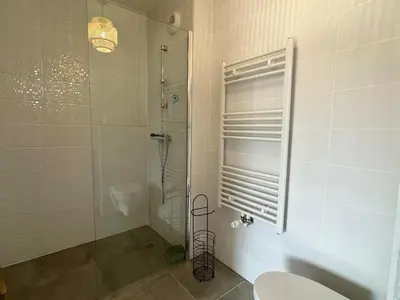 Salle de bains dans l'établissement Joli Appartement avec terrasse Bassin d'Arcachon
