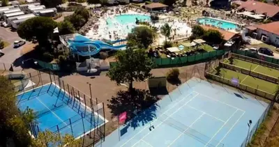 Piscine de l'établissement MH 4-6 places avec lit parapluie La Réserve Siblu ou située à proximité