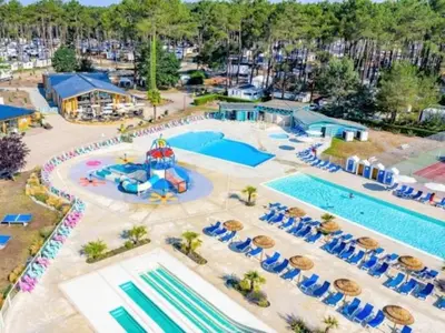 Piscine de l'établissement MH 542 Spacieux 40m2 avec 2 chambres 1 salle de bain dans Camping 4 étoiles ou située à proximité