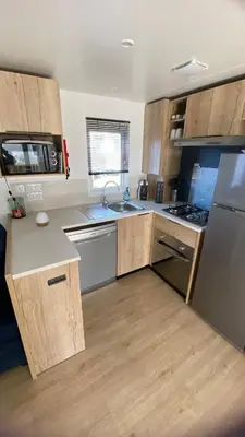 Cuisine ou kitchenette dans l'établissement MH 542 Spacieux 40m2 avec 2 chambres 1 salle de bain dans Camping 4 étoiles