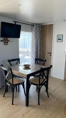 Télévision ou salle de divertissement dans l'établissement MH 542 Spacieux 40m2 avec 2 chambres 1 salle de bain dans Camping 4 étoiles