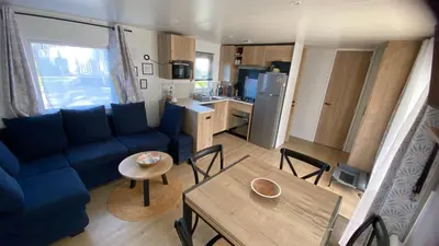 Cuisine ou kitchenette dans l'établissement MH 542 Spacieux 40m2 avec 2 chambres 1 salle de bain dans Camping 4 étoiles