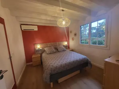 Un ou plusieurs lits dans un hébergement de l'établissement CAPBRETON. Villa ALAMEAT avec 3 chambres .Climatisation. Wifi gratuit.