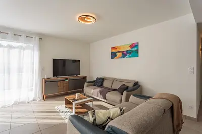 Télévision ou salle de divertissement dans l'établissement Villa Kaino 1 - Climatisée avec jardin