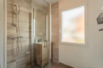 Salle de bains dans l'établissement Villa Kaino 2 - Climatisée avec piscine