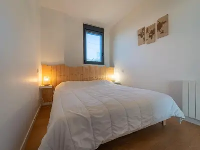 Un ou plusieurs lits dans un hébergement de l'établissement Charmant appartement à 200m de l'océan avec terrasse et parking - FR-1-50-157