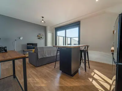 Télévision ou salle de divertissement dans l'établissement Charmant appartement à 200m de l'océan avec terrasse et parking - FR-1-50-157