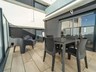 Coin salon dans l'établissement Charmant appartement à 200m de l'océan avec terrasse et parking - FR-1-50-157