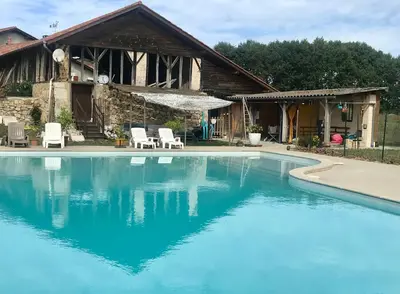 Piscine de l'établissement Pîgeonnier du Rau avec Parc et piscine 1-0 ou située à proximité