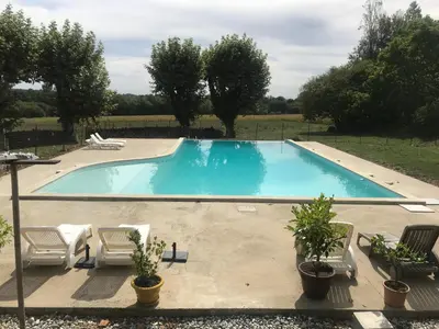 Piscine de l'établissement Pîgeonnier du Rau avec Parc et piscine 1-0 ou située à proximité