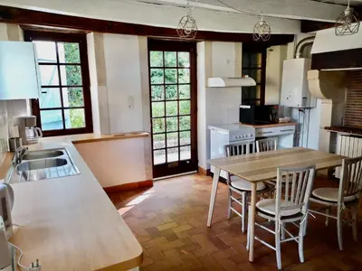 Cuisine ou kitchenette dans l'établissement Pîgeonnier du Rau avec Parc et piscine 1-0