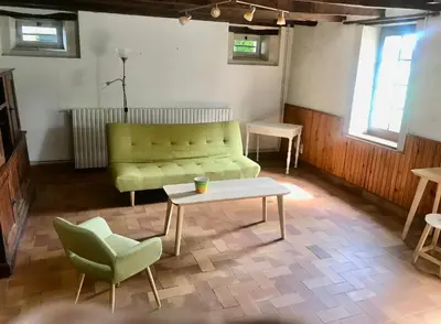 Coin salon dans l'établissement Pîgeonnier du Rau avec Parc et piscine 1-0