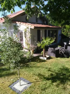 Jardin de l'établissement Maison landaise avec piscine proche Hossegor Capbreton
