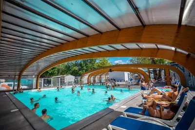 Piscine de l'établissement Camping Le Domaine de la Marina ou située à proximité