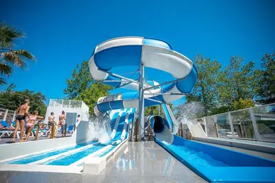 Piscine de l'établissement Camping Le Domaine de la Marina ou située à proximité